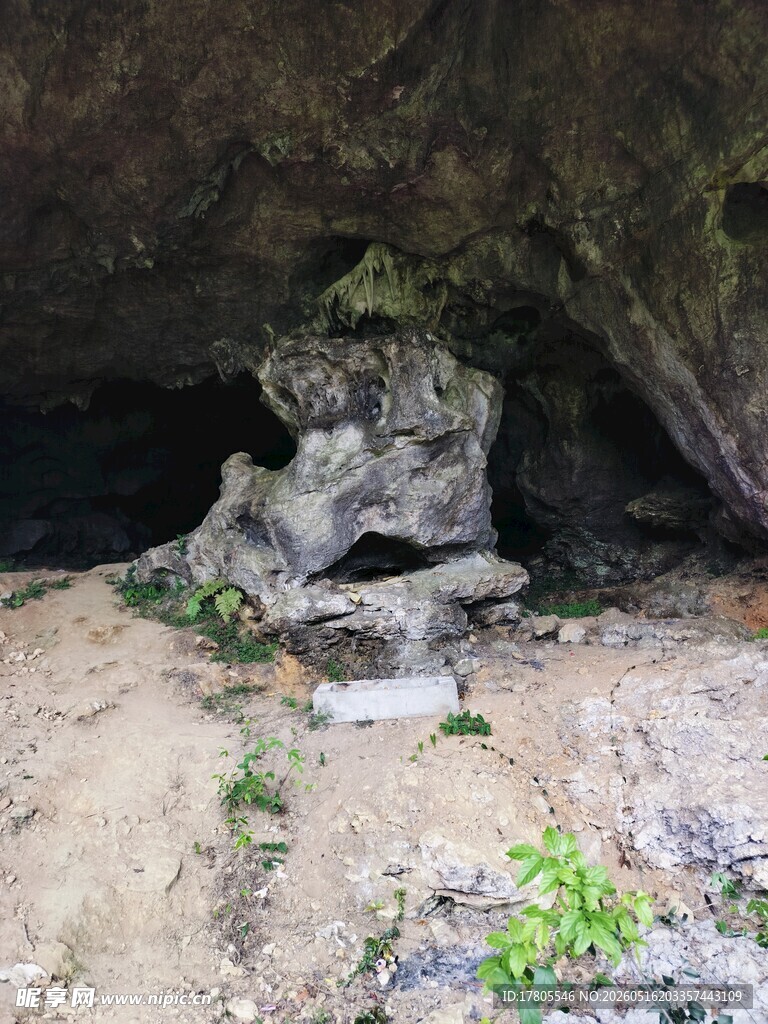 洞穴内的奇特岩石景观