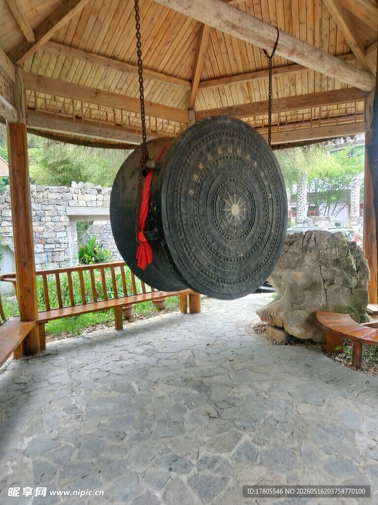 传统大锣悬挂于木质凉亭