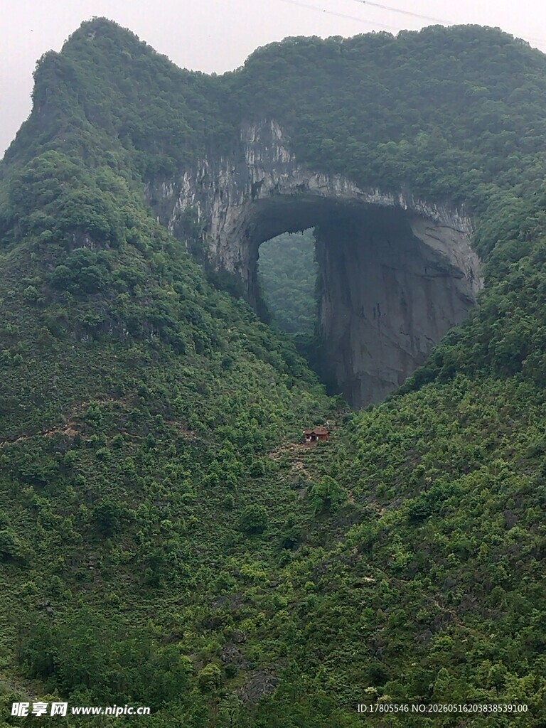 天然穿山巨洞景观