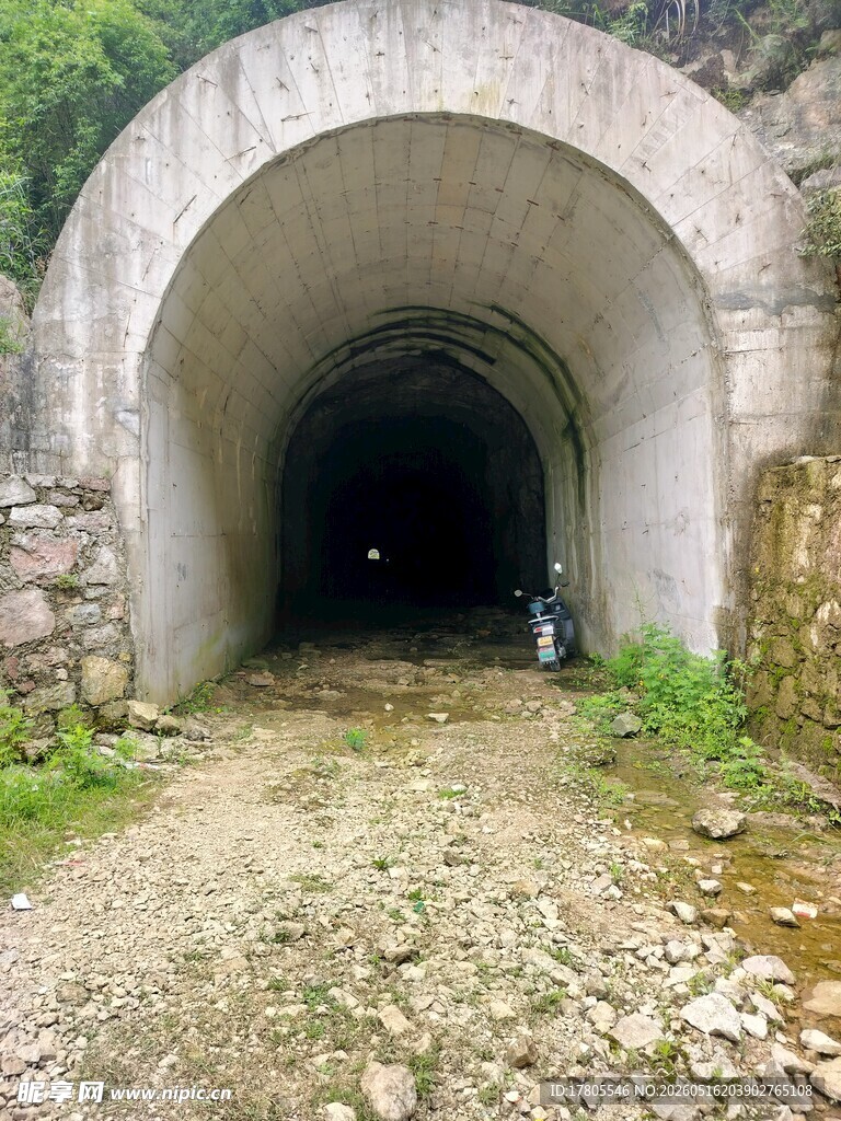 山间隧道入口 前路未知