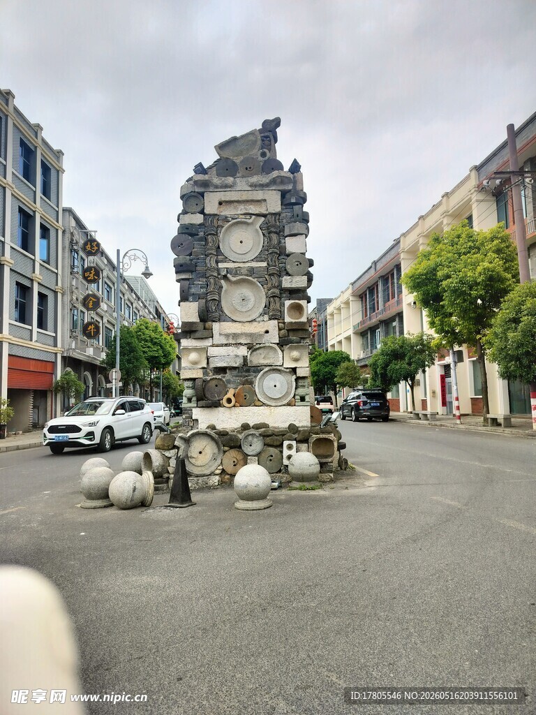 城市街角的古老喷泉景观