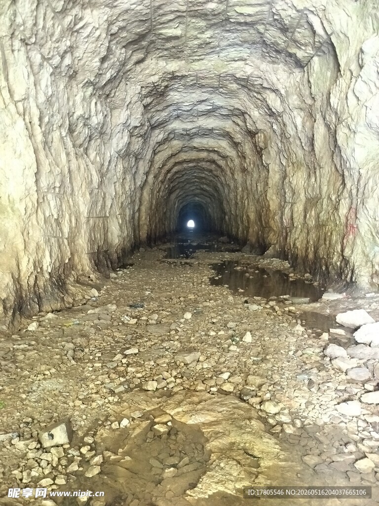 幽深隧道内部景象