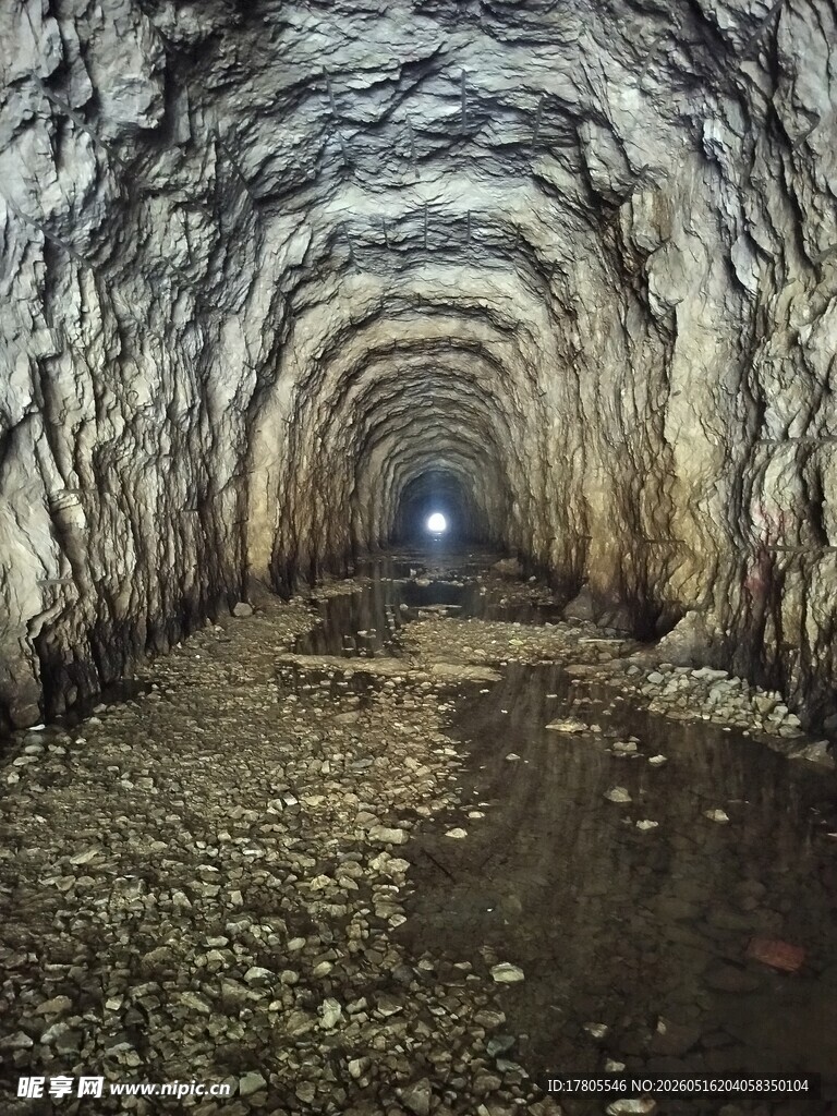幽深矿洞尽头的微弱光芒