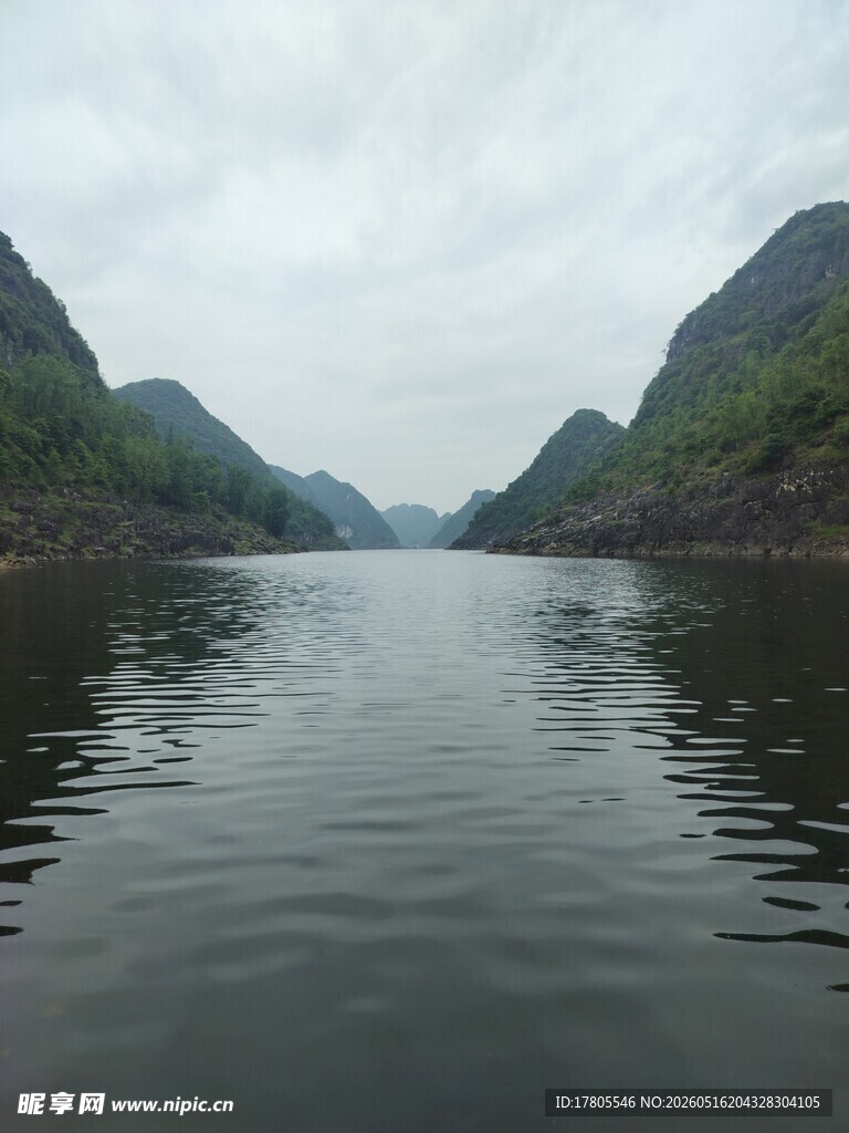 宁静山水间的悠悠水面