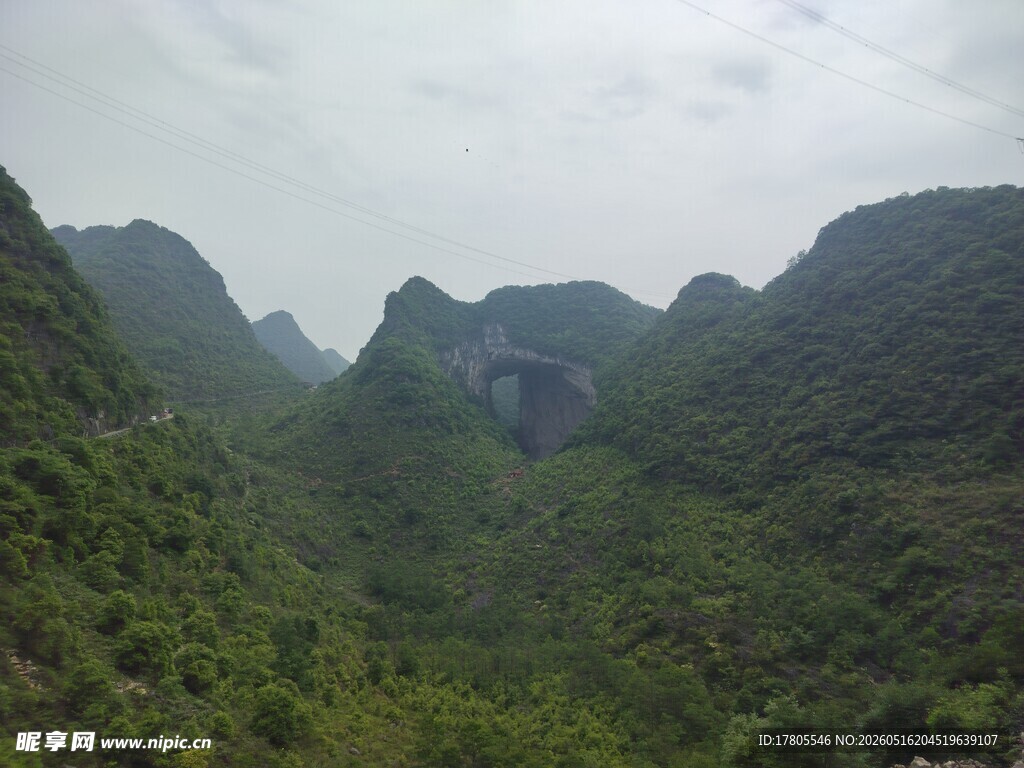 山峦叠翠的绿色山谷
