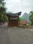 山间路旁中式小屋