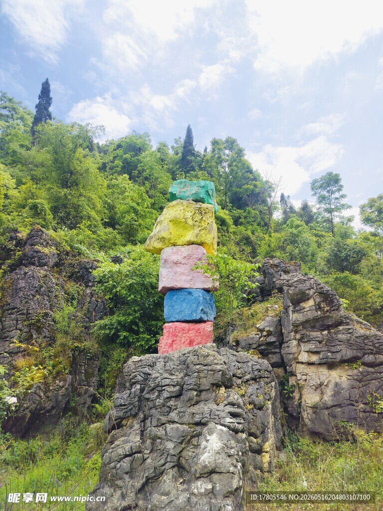 多彩路标立于山间石上