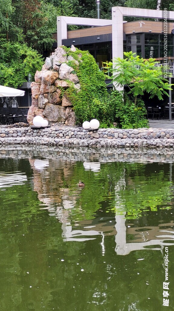 湖畔建筑与绿植相映成趣