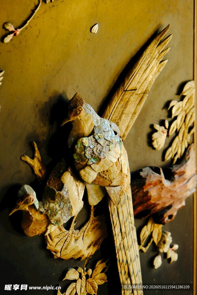 木雕工艺 花鸟与枝叶造型