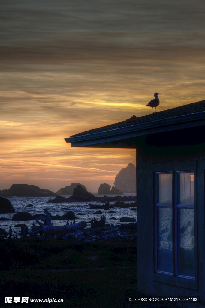 黄昏下的小屋与美丽海景