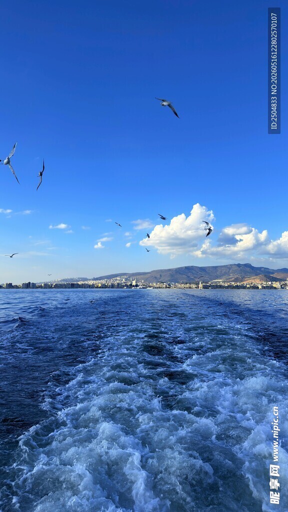 乘船破浪观碧海蓝天