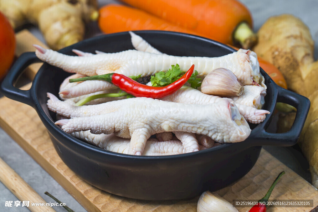 锅中生鸡爪美味待启