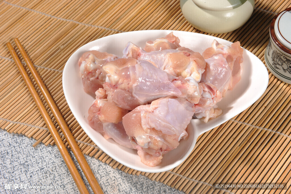 新鲜生鸡肉块置于盘中