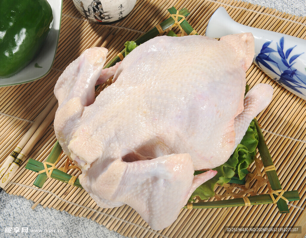 新鲜整只生鸡肉摆放在竹席上