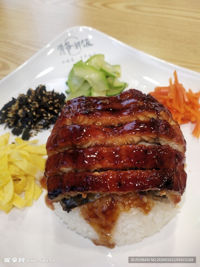日式鳗鱼饭色泽诱人