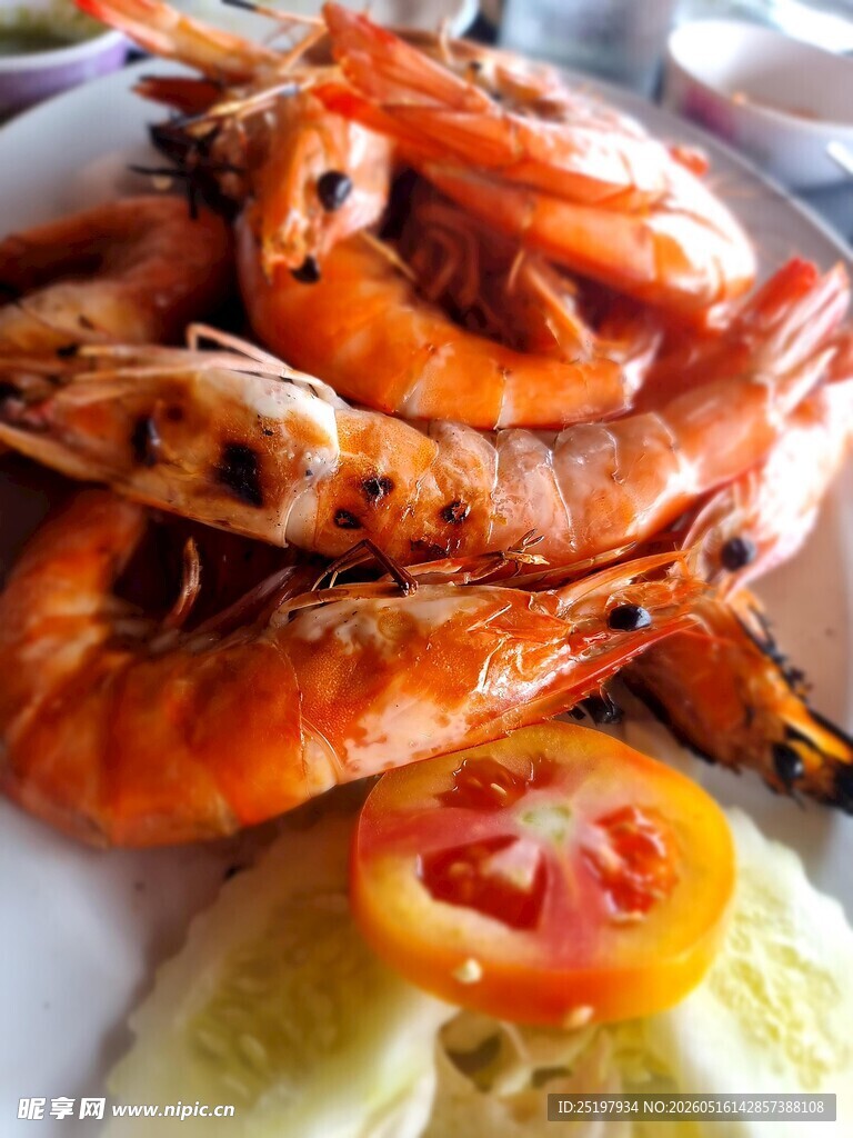 美味鲜虾配蔬果