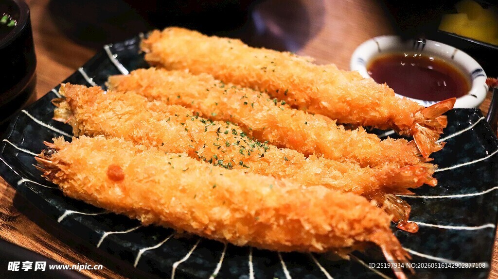 美味炸鱼排搭配蘸料