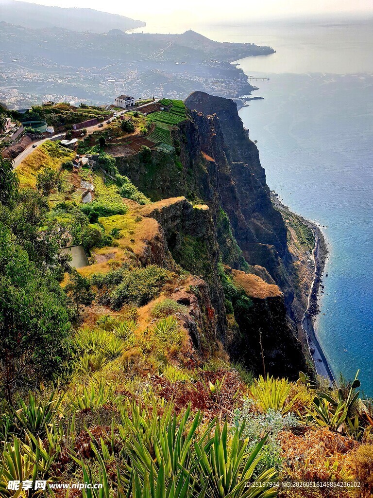悬崖边的壮美山海景观
