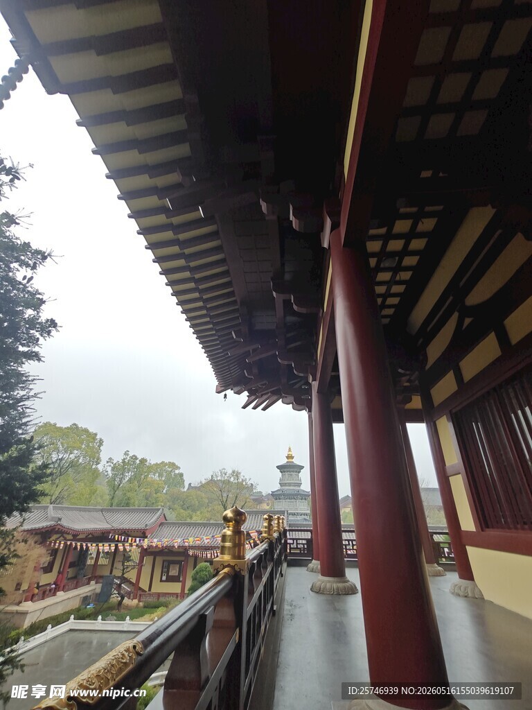 中式廊檐下的古朴景致