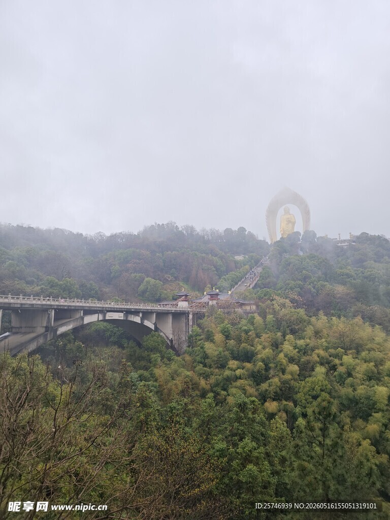 雾中观景台及周边景致