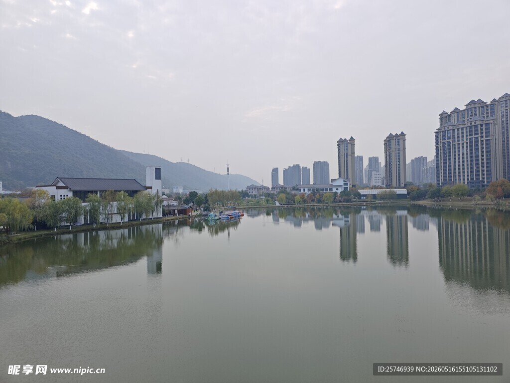 黄石城市湖畔风光