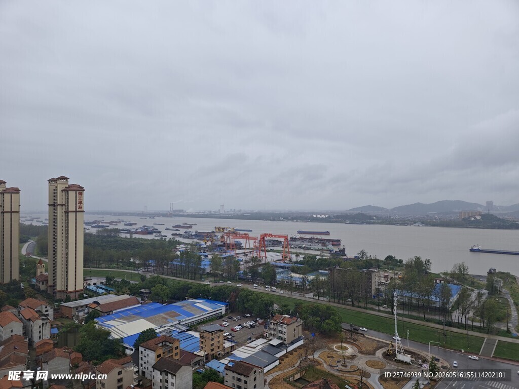 武穴城市江边景观俯瞰