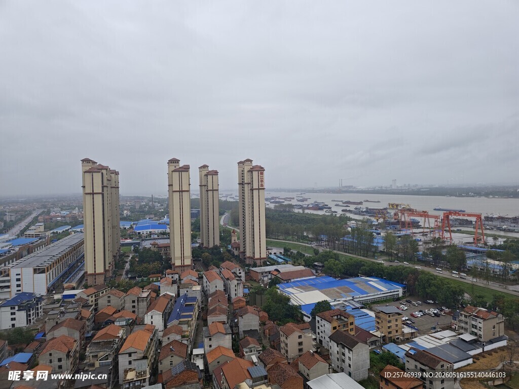 城市高楼与低矮民居景观