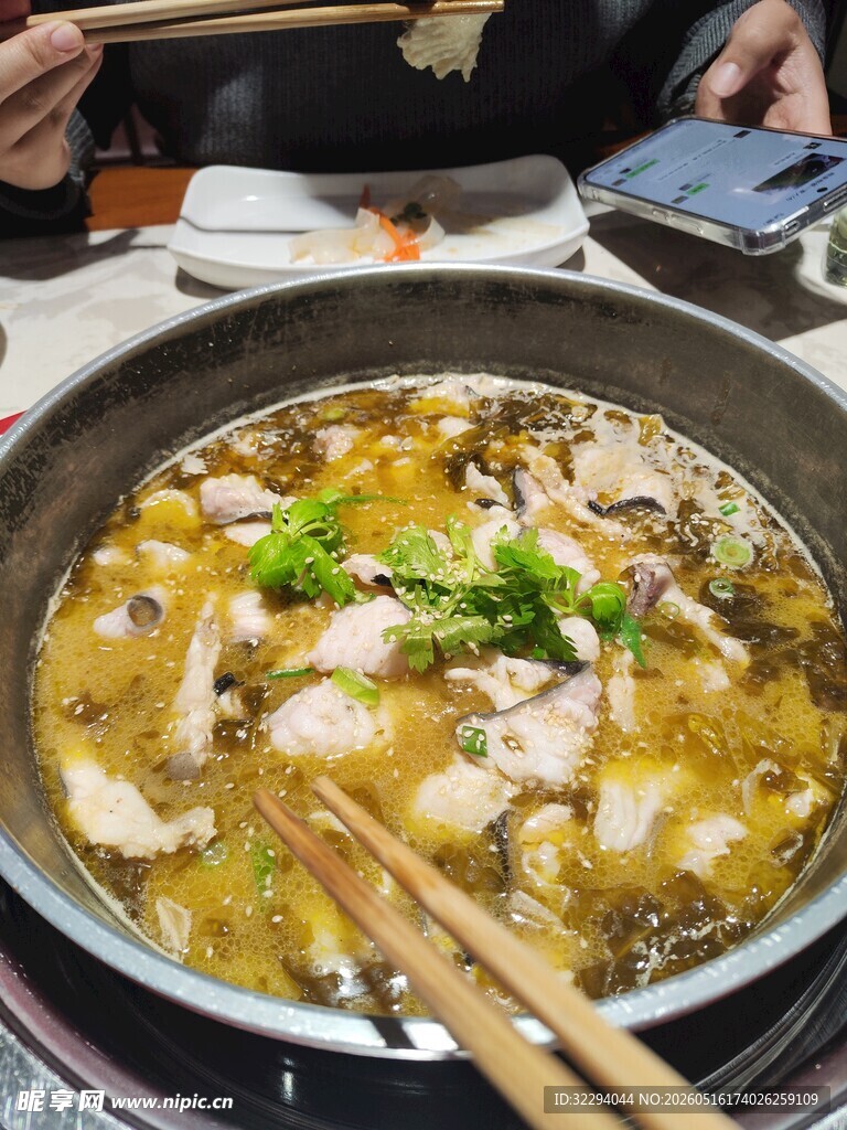 热气腾腾的美味火锅鱼片