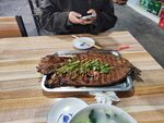 木桌摆着丰盛烤鱼大餐
