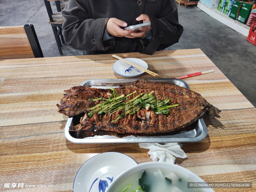 木桌摆着丰盛烤鱼大餐