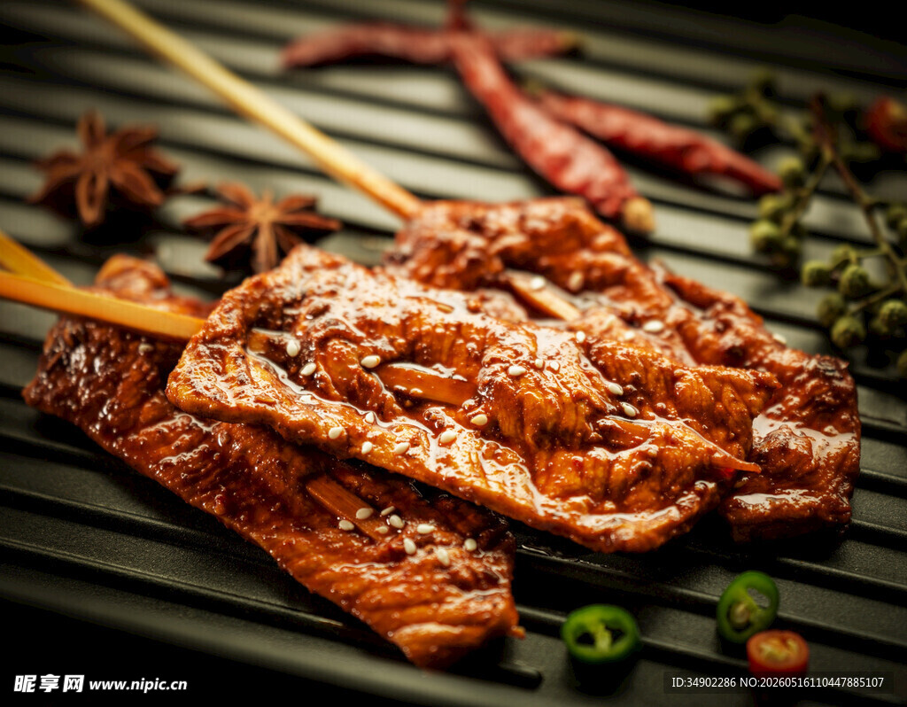 烤架上的美味烤肉