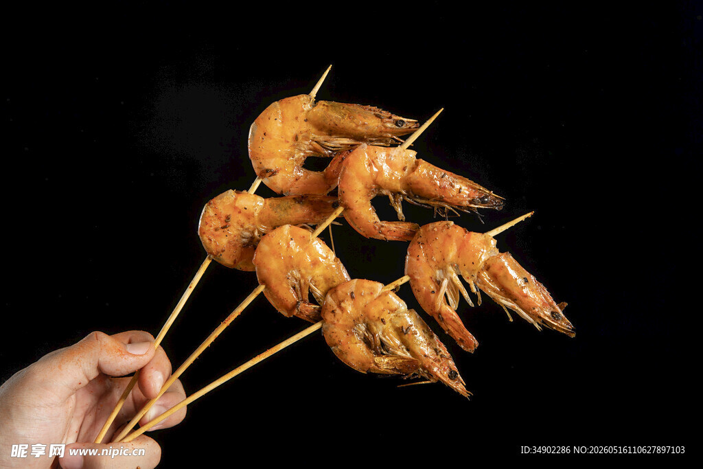 手持美味烤虾串