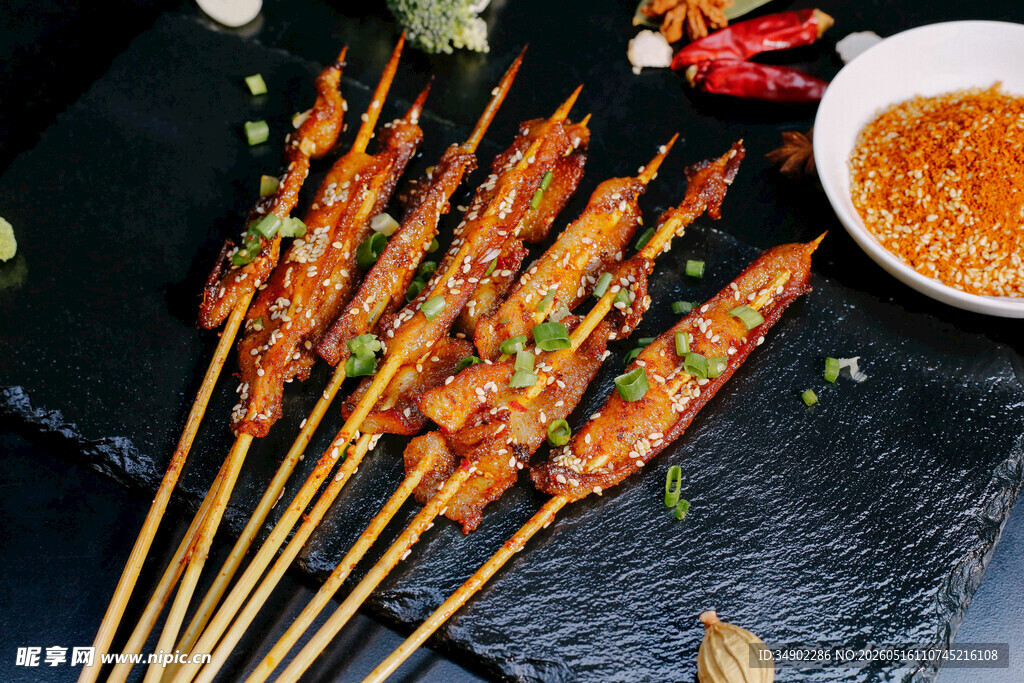 美味烤肉串搭配特色蘸料