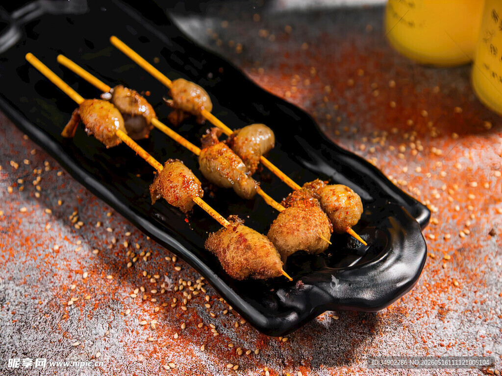 美味油炸串串摆放在盘中
