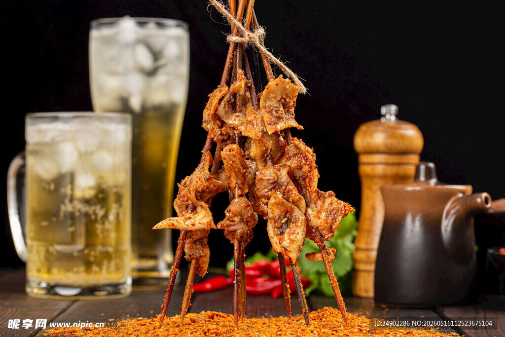 美味烤肉配冰啤诱人场景