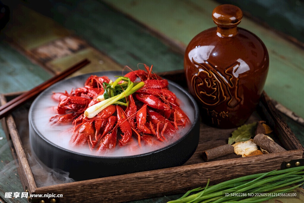 美味小龙虾搭配古朴酒具