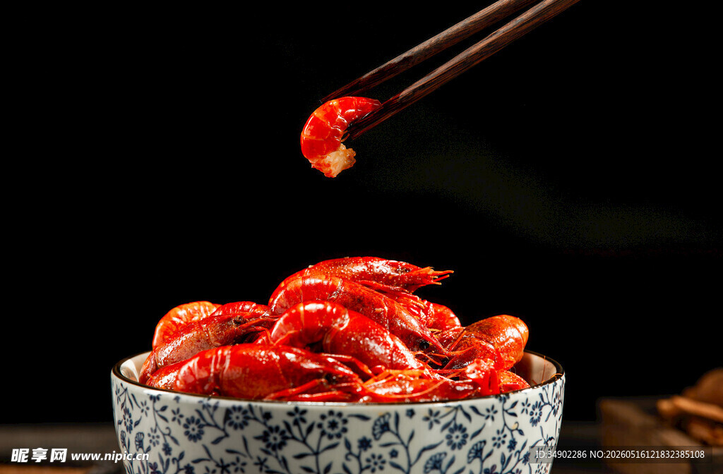 筷子夹起鲜嫩小龙虾