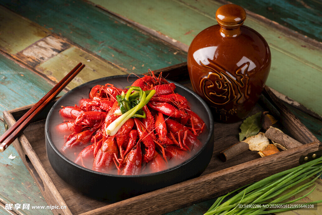 美味小龙虾配古朴餐具