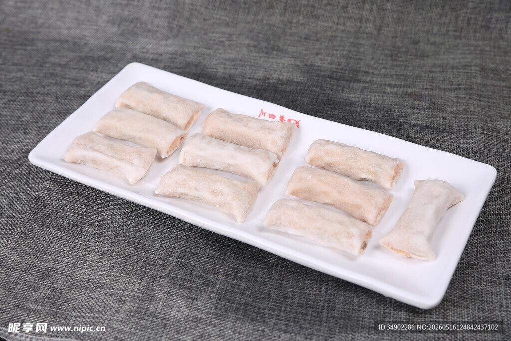 白色托盘上的冷冻饺子