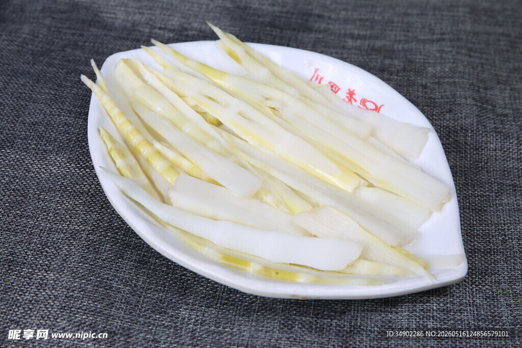 盘中鲜嫩的新鲜笋