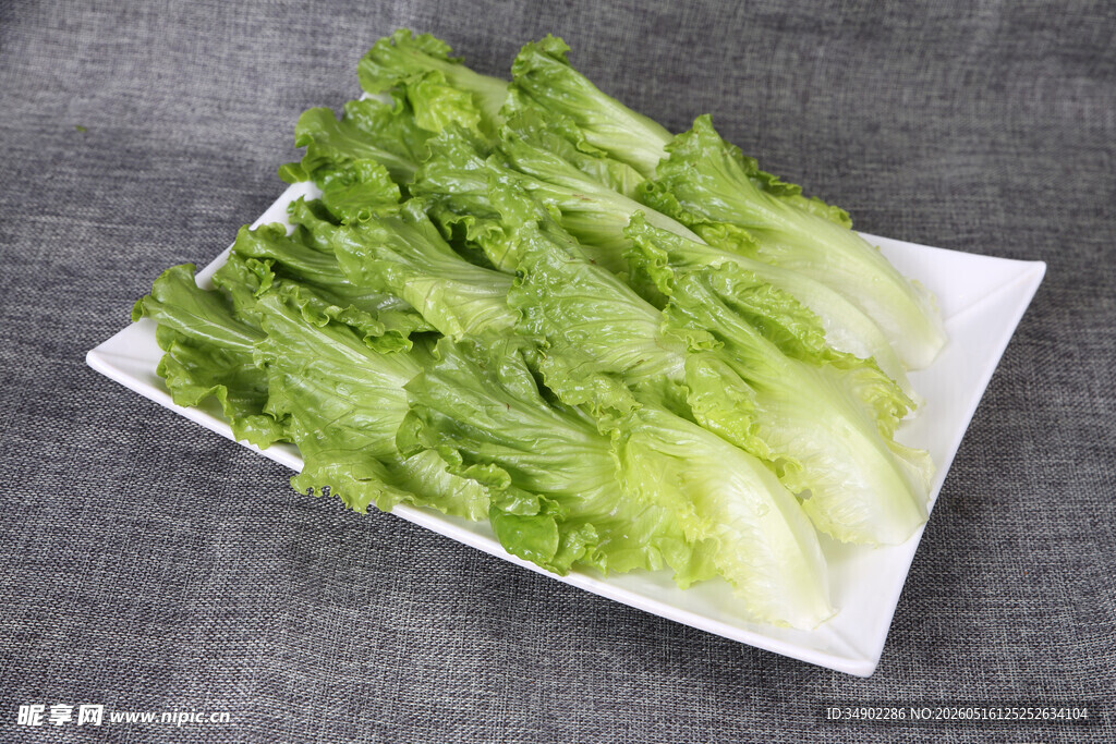 新鲜生菜摆放在白色盘中
