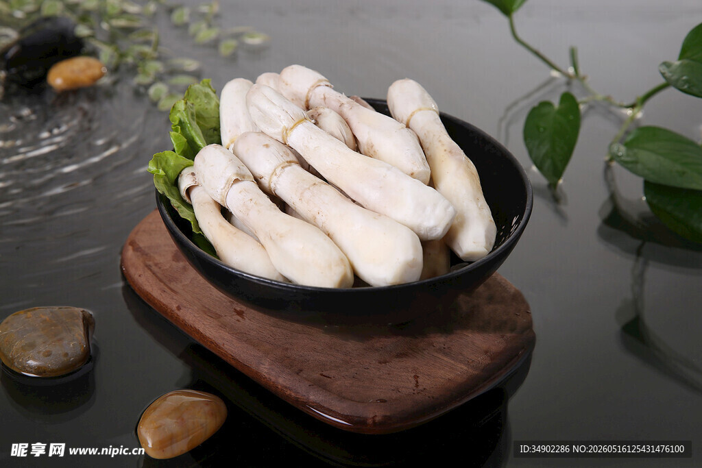 新鲜白玉菇摆放在木盘上