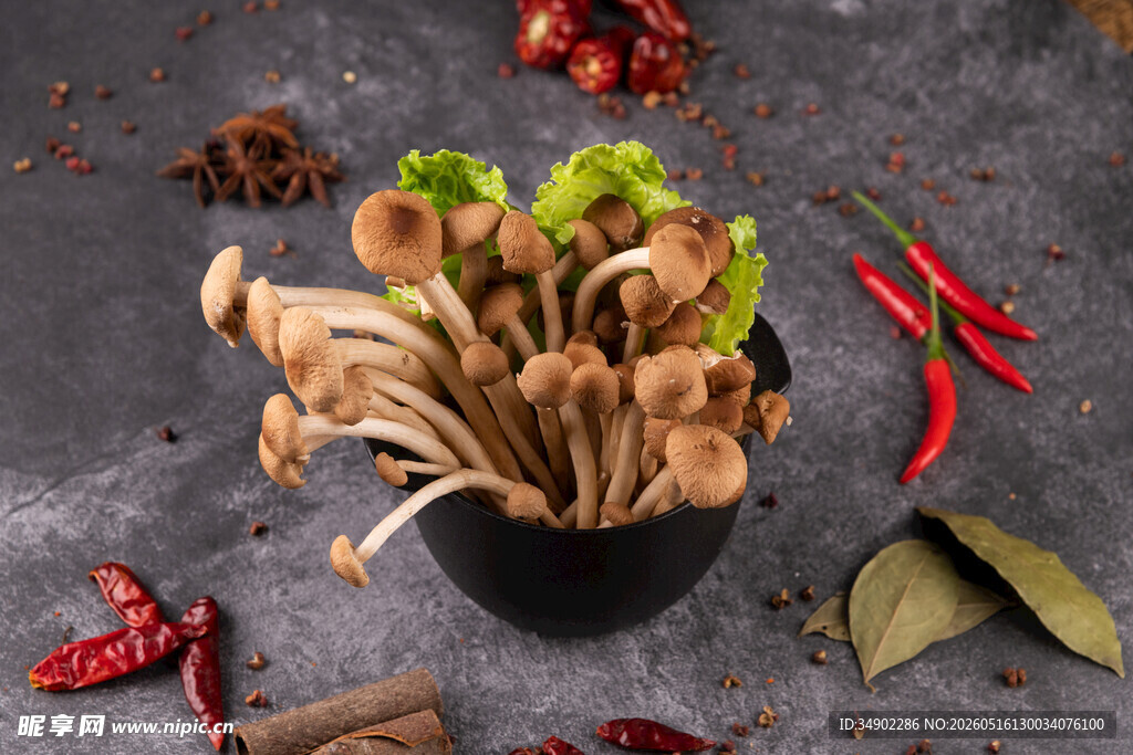 新鲜菌菇与香料的组合