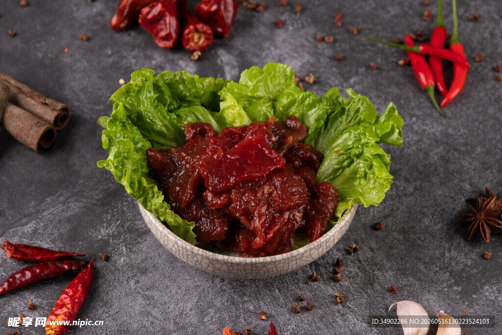 碗装鲜嫩牛肉配生菜辣椒