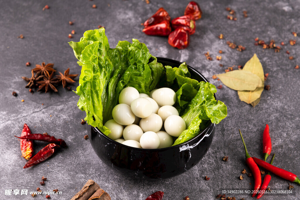 碗装蔬菜丸子与香料组合