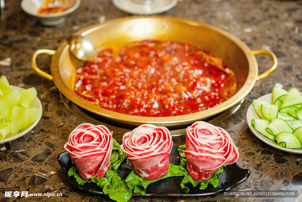 麻辣火锅配鲜嫩牛肉卷