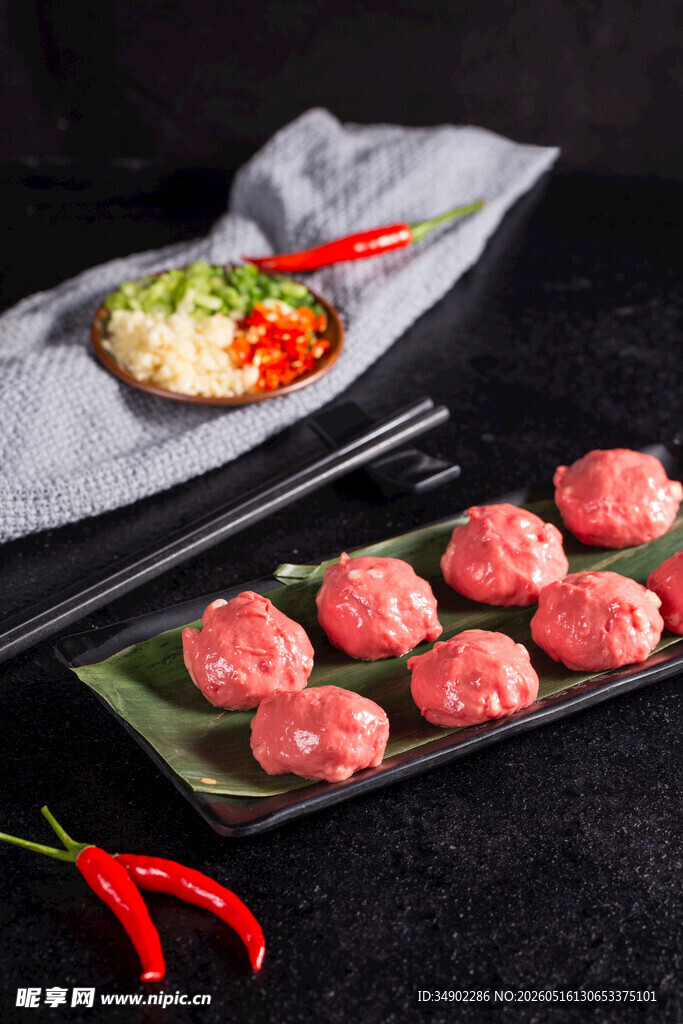 美味肉丸搭配精致菜肴