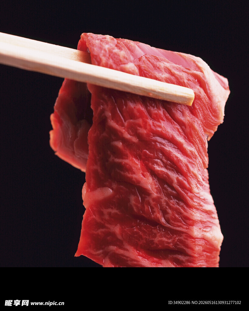 筷子夹着鲜嫩牛肉