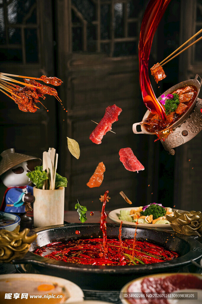 热辣火锅食材飞舞瞬间