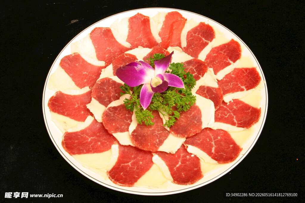 精美摆盘的鲜嫩牛肉片